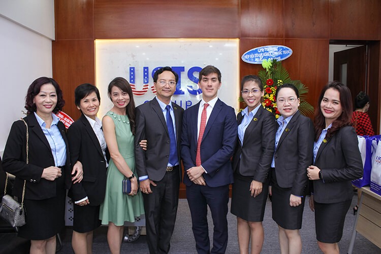 Ban lãnh đạo USIS Group từ trụ sở chính ở Tp. HCM, chi nhánh Hà Nội và đối tác Mỹ tập trung đông đủ tại sự kiện